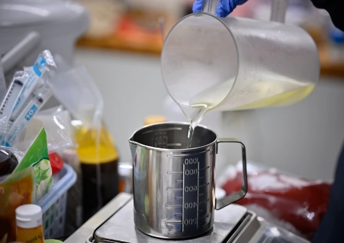 液体調味料を開発している様子
