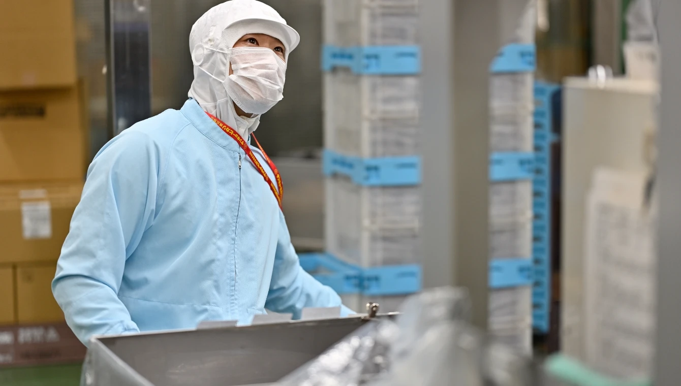 製造現場で作業する製造部主任O.K