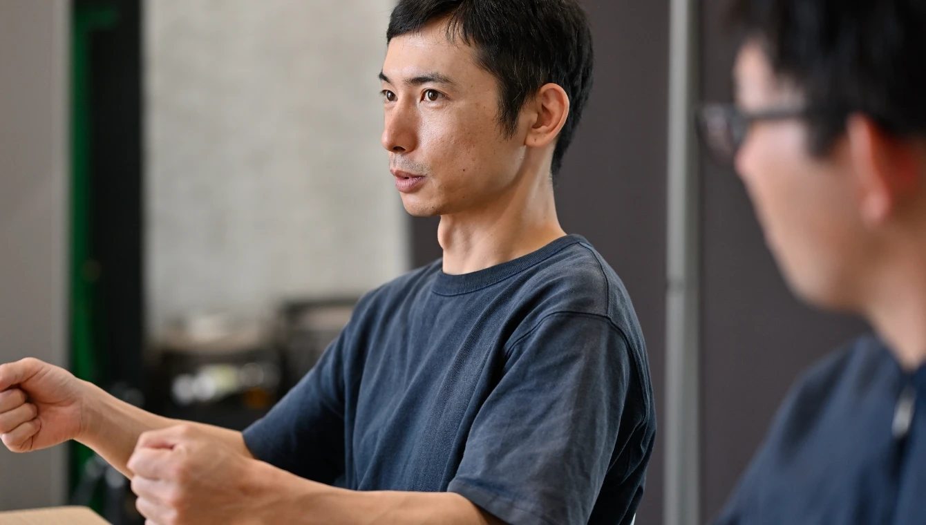 座談会で発言する社員