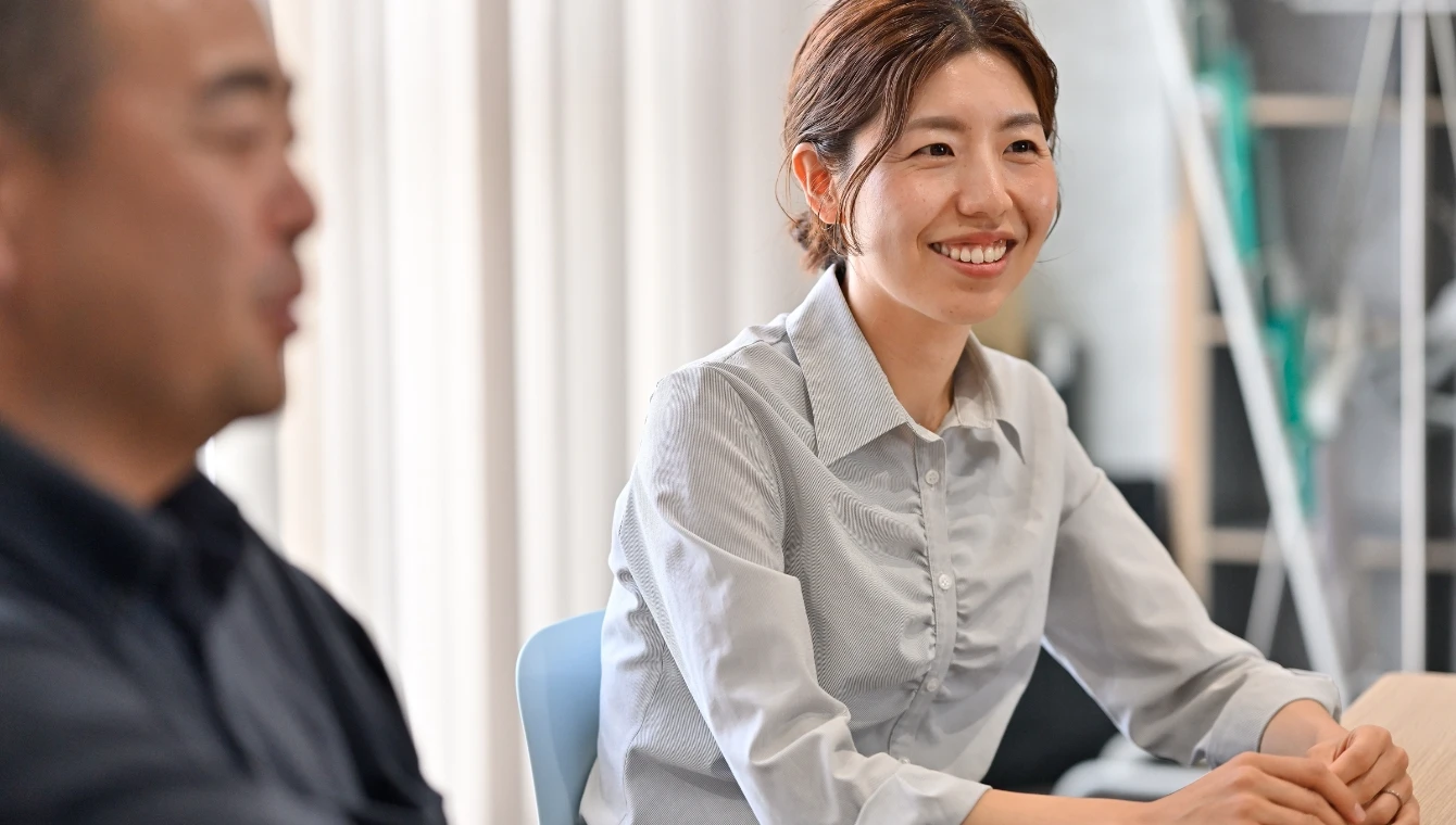 座談会で他の人の話を聞く社員