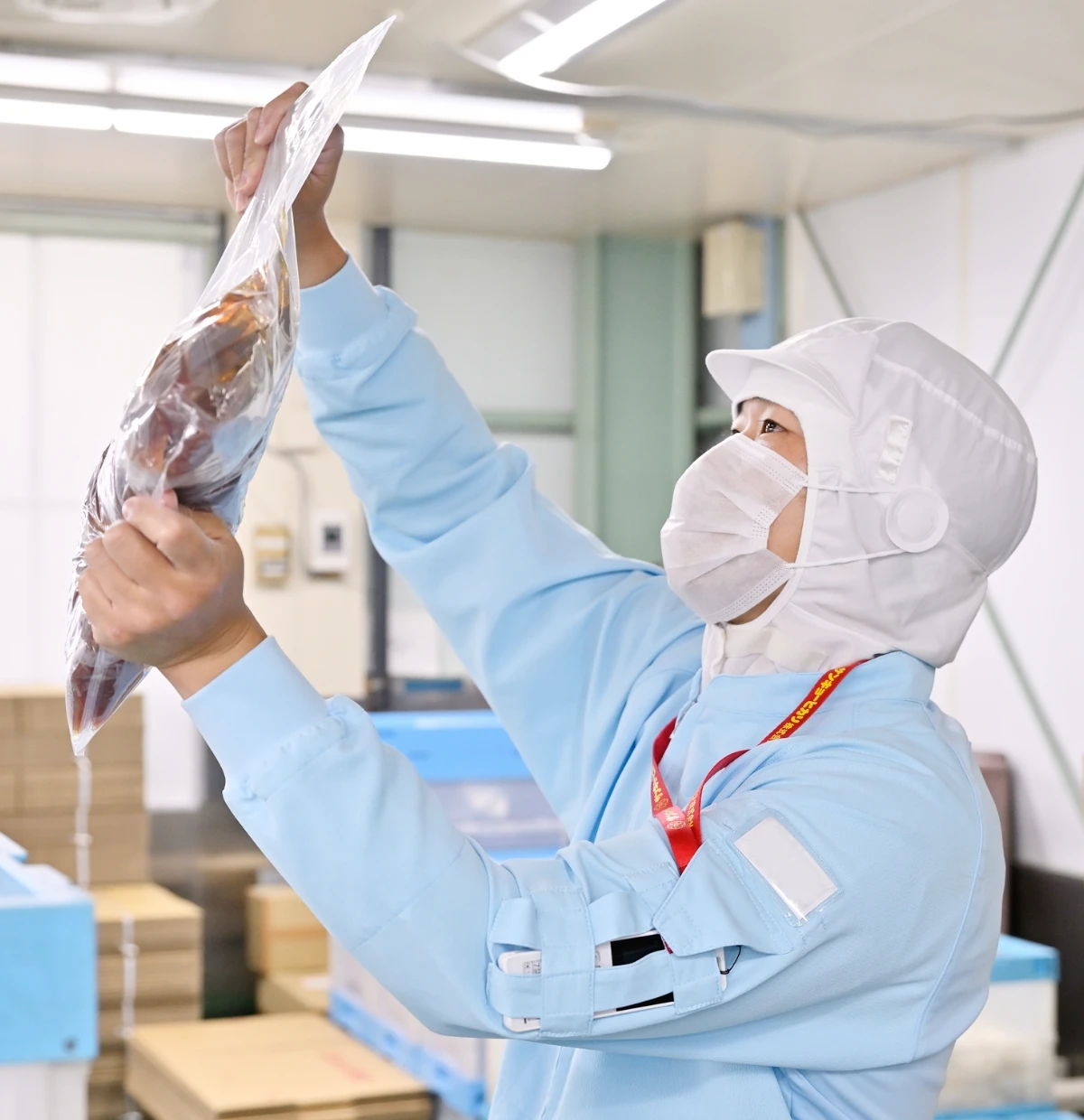 製造現場で働く社員