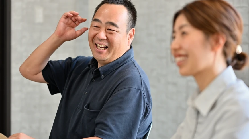 談笑する社員