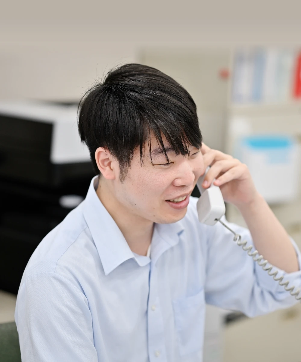 電話対応中の社員