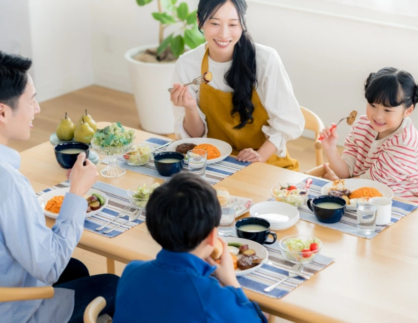 食卓を囲む家族イメージ