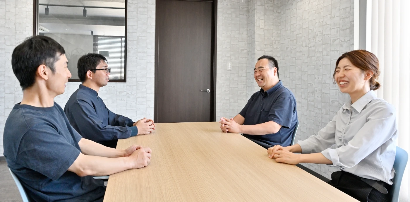 座談会で話し合う社員