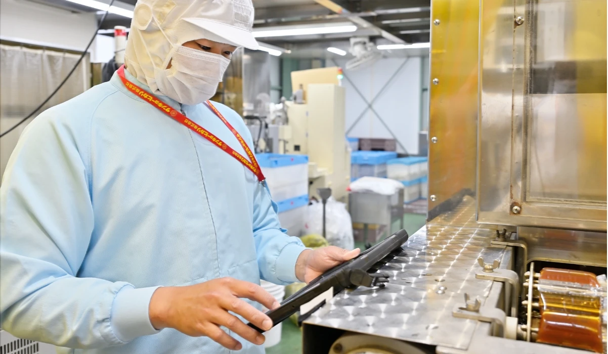 製造現場で作業する社員
