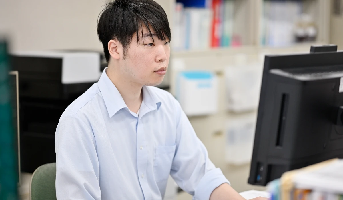デスクワークをする管理部の社員