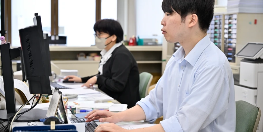 デスクワークをする管理部社員