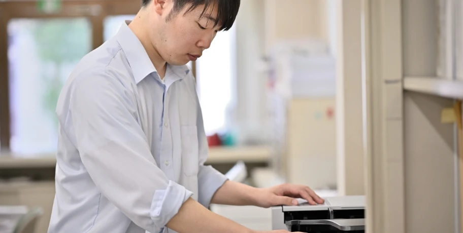書類を印刷する管理部社員